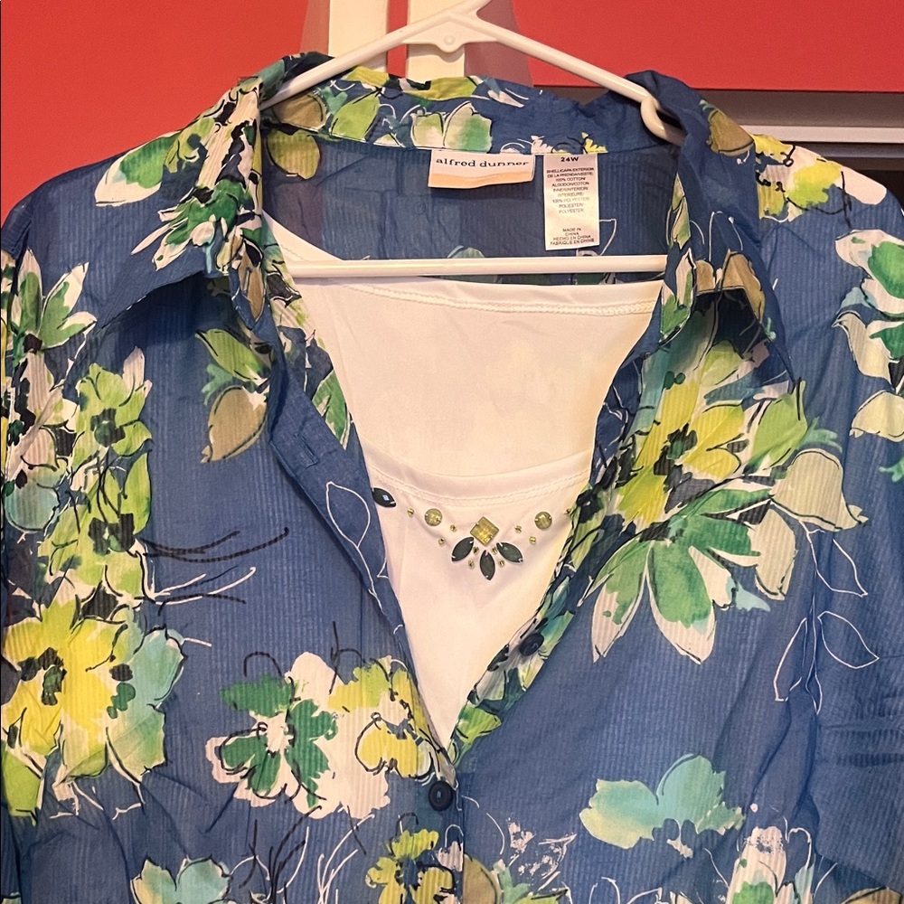 Beautiful Alfred Dunner Multicolor Floral Blouse with matching white under layer